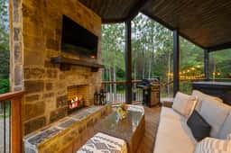 New! At Ease Romantic Honeymoon Cabin Hot Tub - Image 3