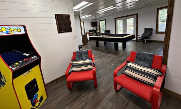 Casino Close! Hot Tub-Firepit-Pool Table Sleeps 14 - Image 1