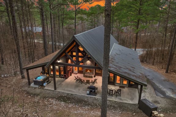 NEW! Prime Cabin Chateau, Hot Tub-Firepit-Sleeps 6 - Image 1